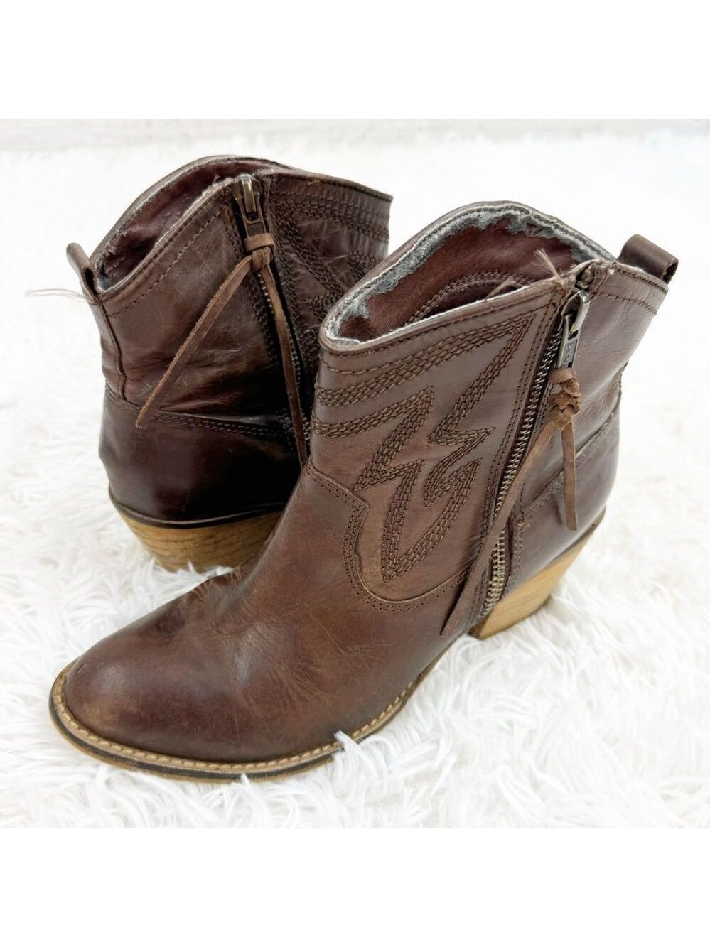 Dingo Round Toe Embroidered Leatherer Heeled Ankle Boots